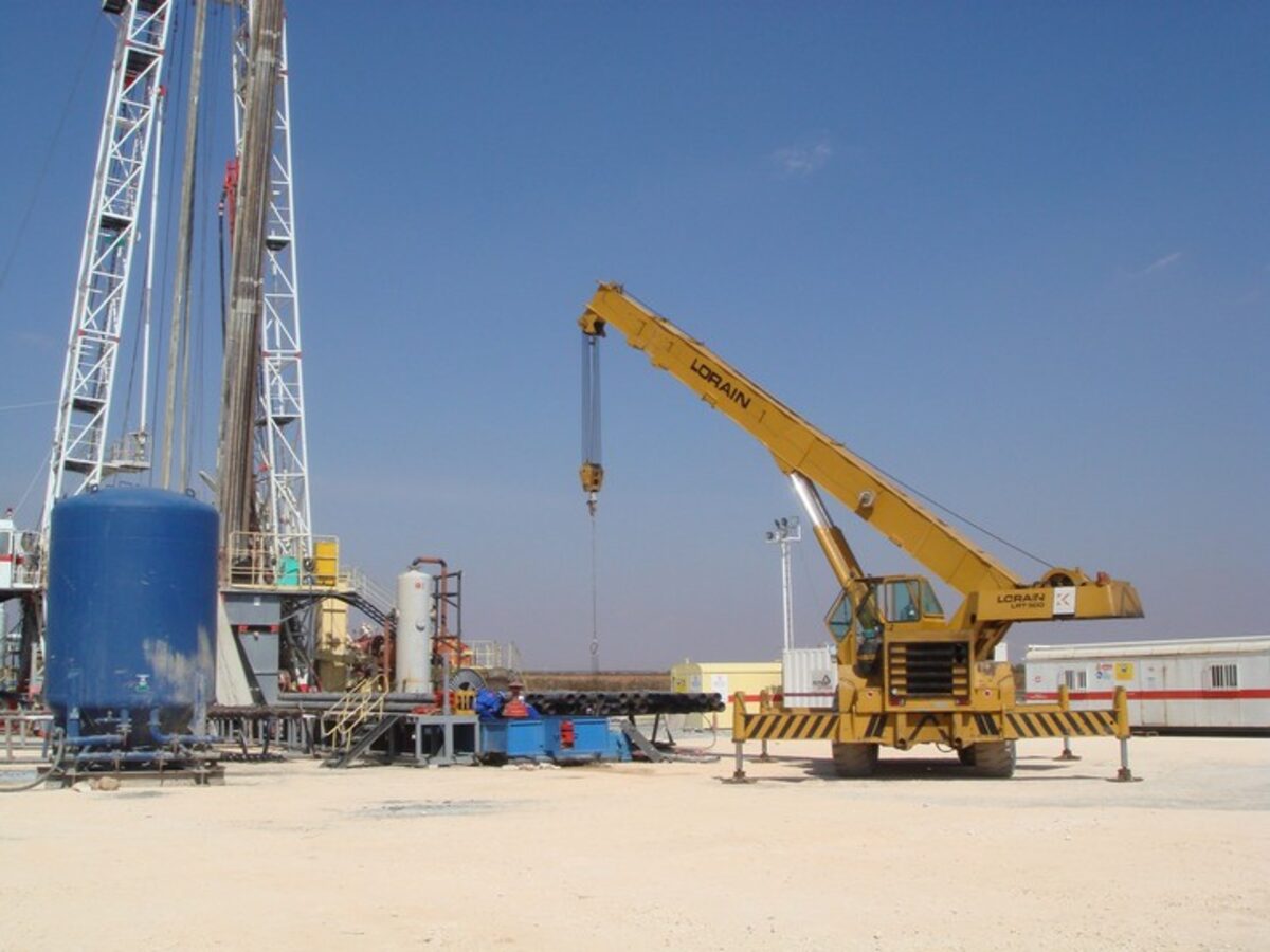 Crane and heavy equipment mobilised at a drilling location